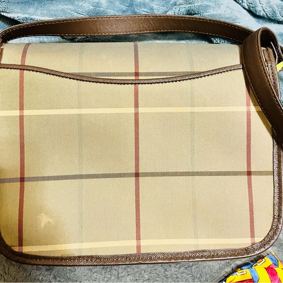 Burberrys sling bag  100% unthentic No bad smell No scratch No hardware stain - Picture 5 of 11